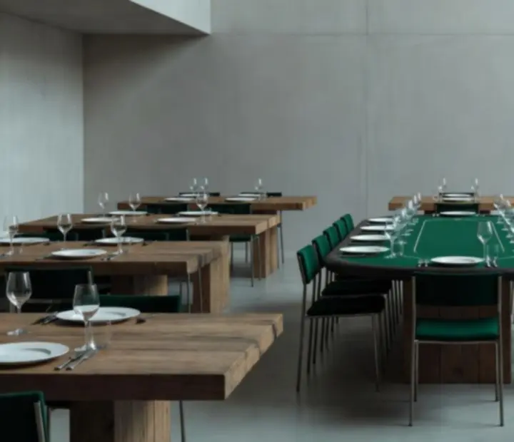 Salle de restaurant Maison Cerisier avec table de poker dressée