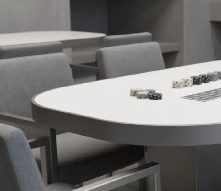 Table de poker dressée dans le Lounge de la Maison Cerisier